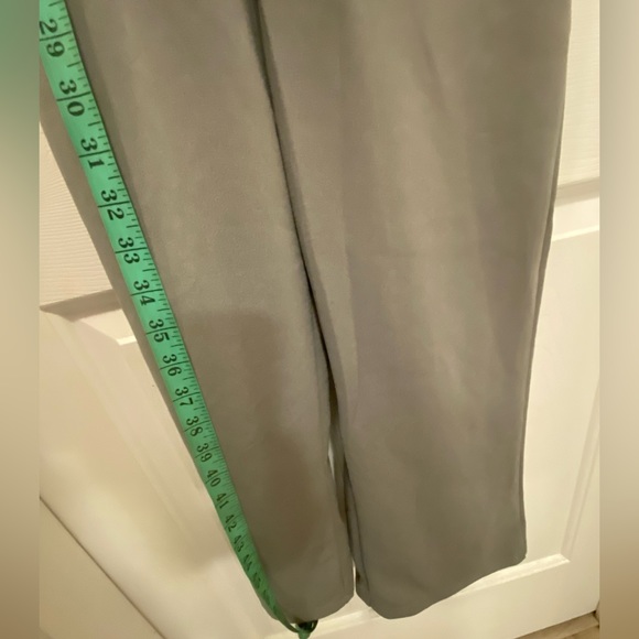 Jumpsuit small size, adjustment on shoulder with buckle comes with 3 loop holes. - Picture 6 of 8